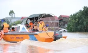 Thủ tướng đi ca nô thăm người dân vùng lũ Bắc Giang